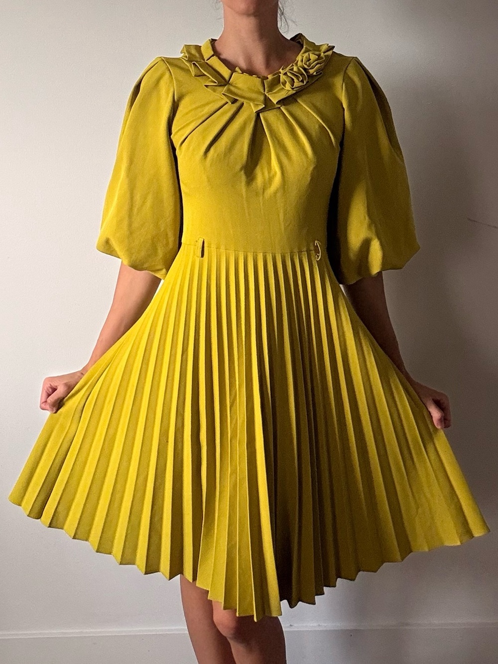 Vintage-Inspired Green/Yellow Pleated Midi Dress with Ruffle Neck